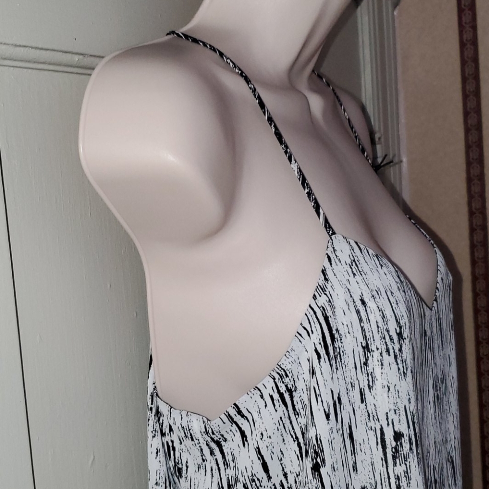 Express Barcelona Cami Reversible Black/White Top - Picture 6 of 15